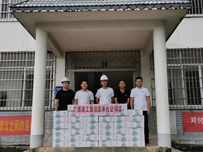 捐赠抗灾物资。谭山泉 摄（修图）.jpg